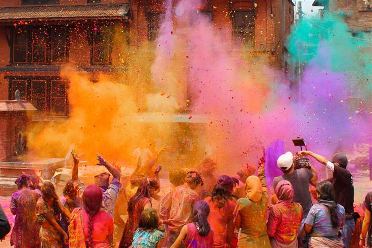 Muitos indianos jogando tinta em pó para o ar holi festival